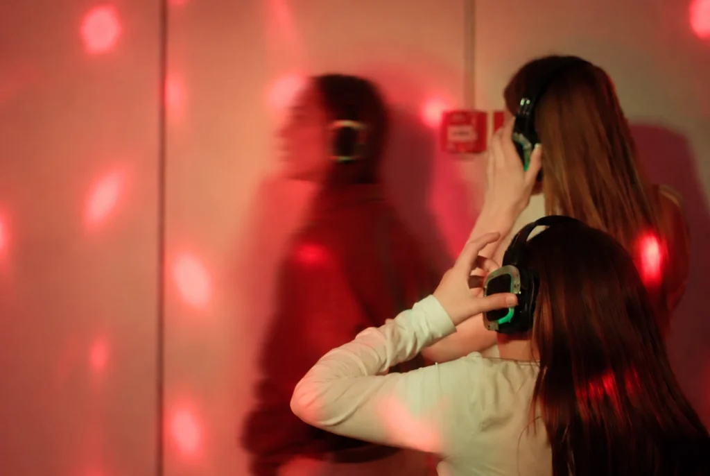 Unge hygger sig til Silent Disco til Åben hal